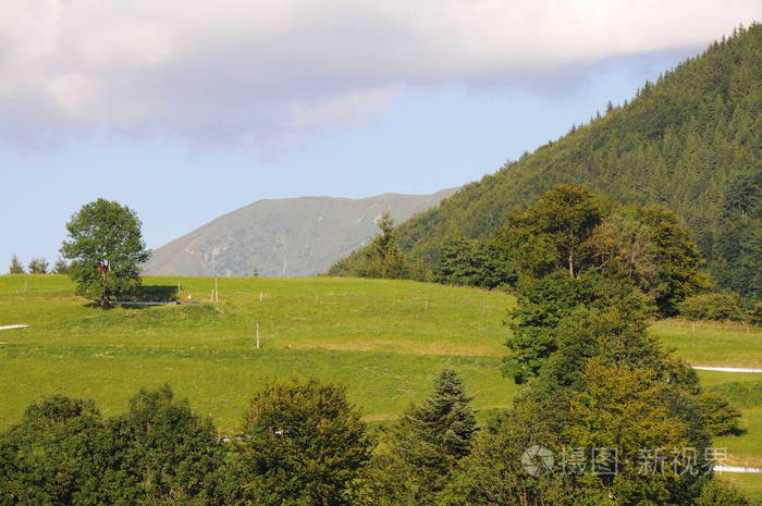 与绿色的森林，湛蓝色的云彩和草甸高山 Tatra 景观