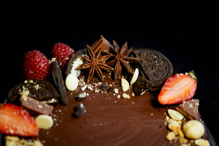 樱桃蛋糕巧克力 草莓 饼干和草莓蛋糕装饰。烹饪艺术的杰作