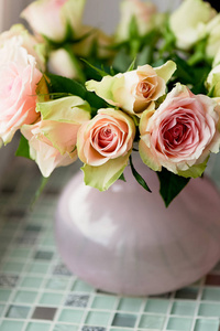 在窗台上，在一个粉红色的花瓶粉红玫瑰的香味。安逸的气氛