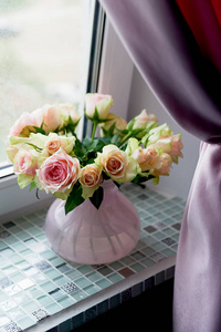 在窗台上，在一个粉红色的花瓶粉红玫瑰的香味。安逸的气氛