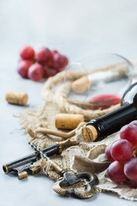瓶，螺旋状，杯红酒，葡萄在桌子上