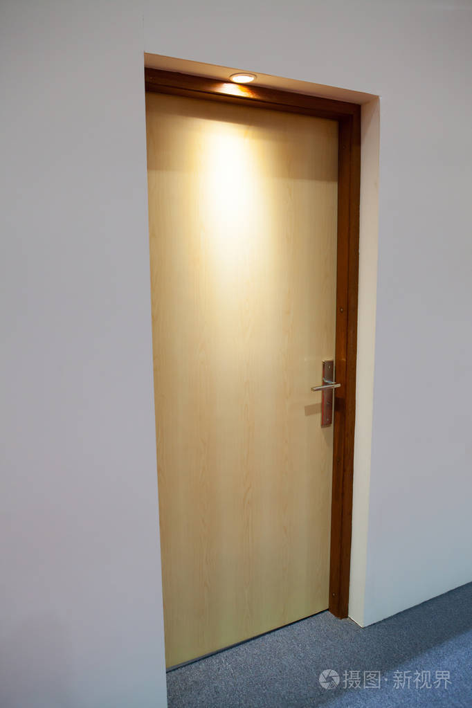 关闭关闭的木制门在低光