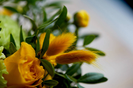 黄色与绿色的康乃馨，菊花 玫瑰 染色的粒组成花束
