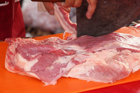 市场上烹饪的生猪肉脚