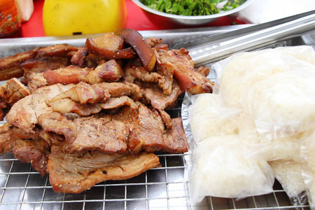 烤的猪肉在市场是美味