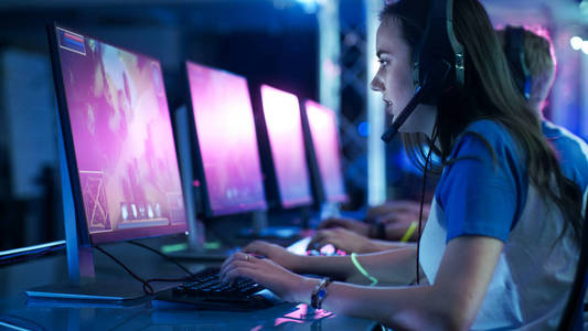 团队的专业电子竞技玩家玩在竞争 mmorpg  战略视频游戏,对网络游戏