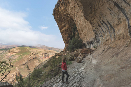 旅游徒步上明显的足迹在金门高地国家公园，南非。风景秀丽的表山脉 峡谷和悬崖。冒险和探索在非洲