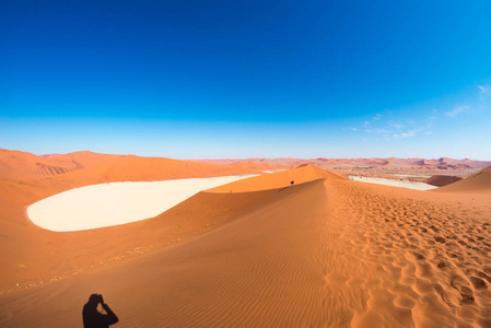 风景秀丽的索苏斯和 Deadvlei 粘土和盐田雄伟沙丘环抱。纳米布诺克国家公园 主要旅游景点和旅游目的地的纳米比亚