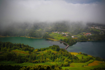 鸟瞰到 Azul 和佛得角湖泊在抛撒 Cidades，圣米格尔，亚速尔群岛，葡萄牙