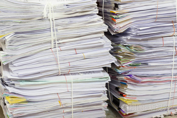 商业和金融概念的办公室工作,未完成的文件在办公室桌上,商务纸叠堆