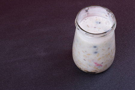 健康酸奶蓝莓和牛奶什锦早餐在玻璃罐