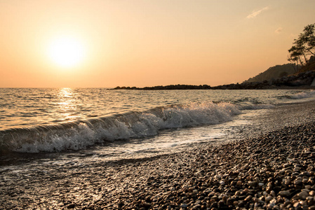 美丽的夏天金色夕阳海上