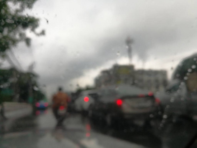 开车时下雨