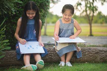 亚洲女孩幸福享受一起在公园里画画