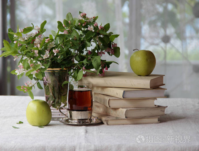 书籍杯茶和一束忍冬花