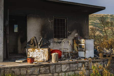 在黑山的植被火灾后的戏剧性图像