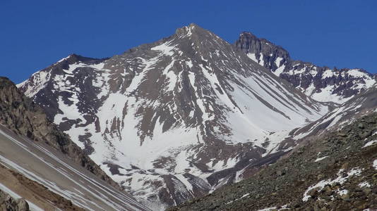 景观的山雪在圣地亚哥，智利