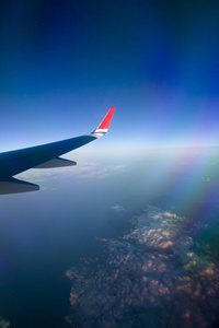 查看从飞机窗口与蓝蓝的天空和洁白的云朵