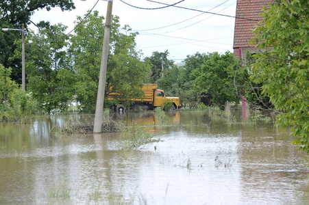 洪水的后果, 用卡车淹没了房子