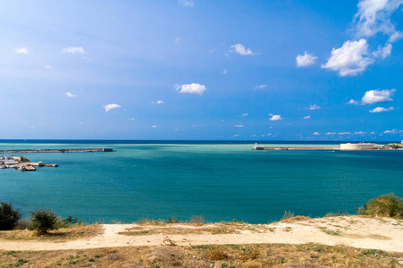 进入海湾的海门