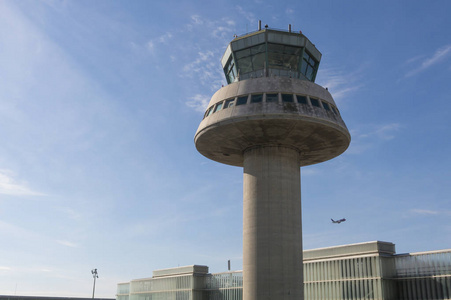 在西班牙的加泰罗尼亚,巴塞罗那机场控制塔照片