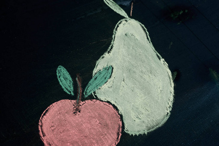 水果粉笔画苹果和梨粉笔画在黑板上选择性焦点宏照片