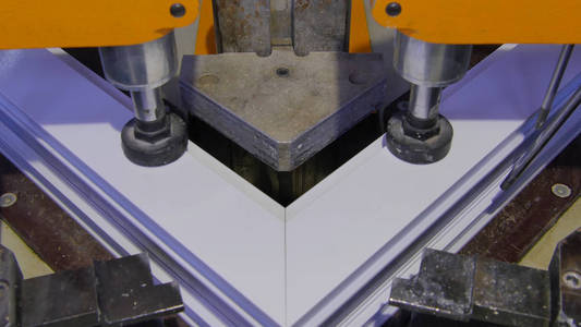 塑钢门窗焊接机.铝窗框架压机.工人生产从塑料窗口.