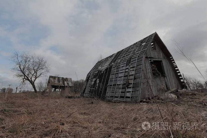 秋天被毁的旧的废弃木结构房屋