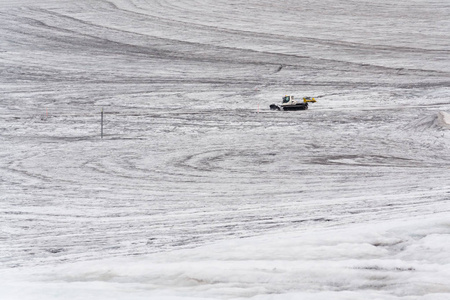 雪美容师雪堆站在正前方冰川附近电缆车