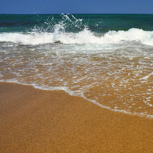 美丽清洁的海水和波。夏季旅游和假日的背景。希腊克里特岛。神奇的美景，在海滩上