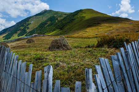 与大规模的洛矶山脉村庄 Ushguli 景观