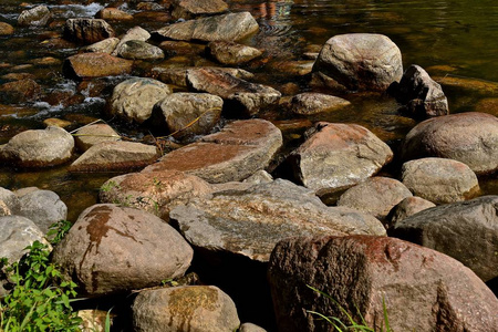 水流经的岩石, 形成密西西比河的源头