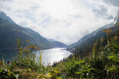 白云岩在 marmolada lago fedaia 湖