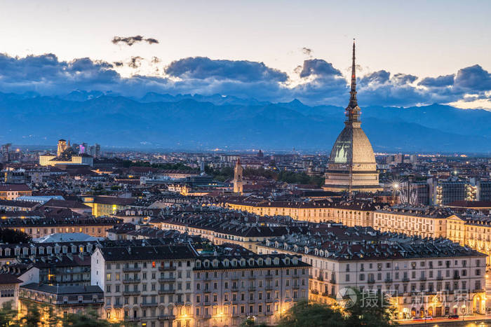天际线的全景都灵,意大利,黄昏与发光的城市灯光.