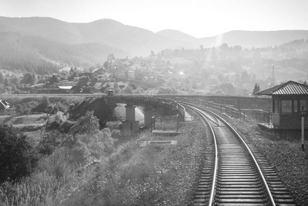 旅行, 休息。可以看到远处的铁轨。黑白图像。水平框架
