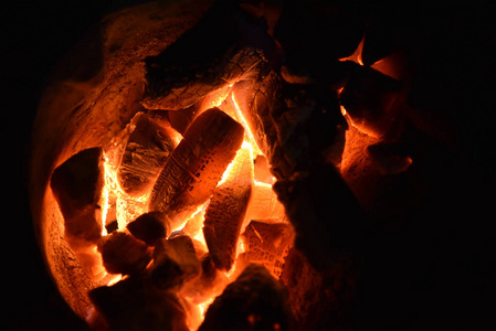传统的炉子木炭燃烧。木炭在用于烹制菜肴或烧烤，烧开水的炉子的火