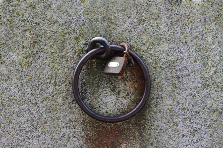 沉重的钢圈和铁链上锁定在靠近水的混凝土护栏上