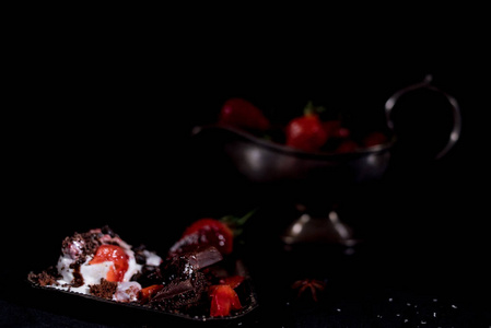 草莓与巧克力融化的冰激淋