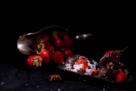 草莓与巧克力融化的冰激淋