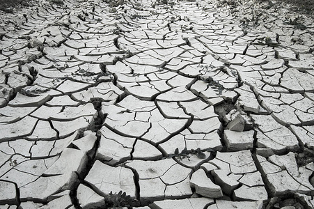 旱灾发生后世界的生态平衡恶化，地球，全球变暖干旱，干旱的土壤分离渴 Rainless 干，裂纹形成的开裂土壤，破解土壤图片，干旱
