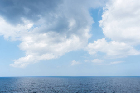 海地平线和多云的天空