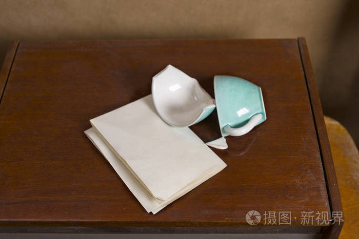 碎的茶杯子