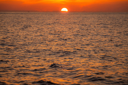 模糊的背景美丽夕阳的海面照片