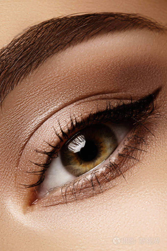 特写宏的美丽女性的眼睛完美的造型的眉毛清洁皮肤时尚