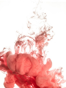 旋流油墨在白色背景上分离出的水。在水中油漆。一滴粉红色墨水在水特写的软传播。抽象背景。软焦点，模糊背景
