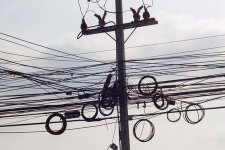 泰国曼谷电线杆上的杂乱电缆和电线