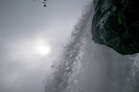 瀑布在挪威阴雨天气