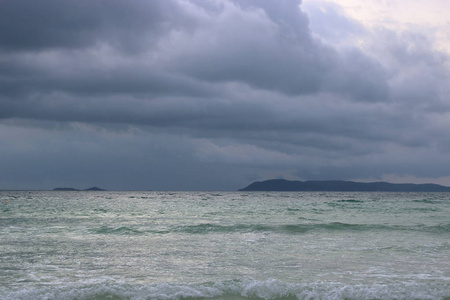在海上的暴风雨来临之前, 从海滩上的海岸线上可以看到天气
