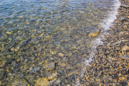 海和水下的鹅卵石在海滩。卵石背景