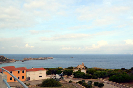 海滩和撒丁岛水晶海的全景